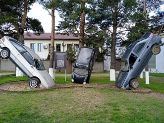 Отличный ориентир, чтобы найти нас. Это ровно напротив скульптур животных по дороге в станицу Смоленскую.