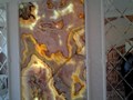 Стена с подсветкой из оникса