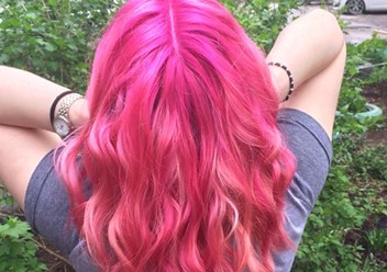 Благодаря красителю,который смывается в ноль и без труда удаляется после носки не оставляя нежелательных оттенков-можно смело менять образ,окрашивать волосы в блонд или вернуть свой цвет путём окраса.