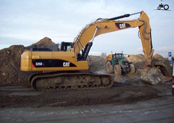 CAT 325DL