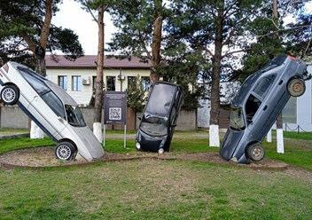 Отличный ориентир, чтобы найти нас. Это ровно напротив скульптур животных по дороге в станицу Смоленскую.