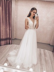 Легкое свадебное платье со шлейфом. Юбка с блеском