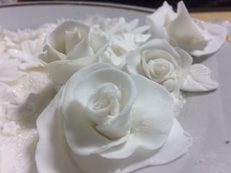 Розы из мастики (заготовки для торта)