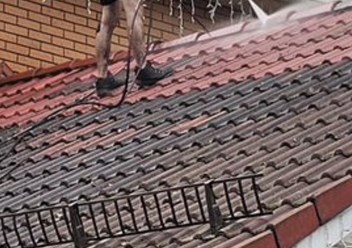 Чистка крыш от мха