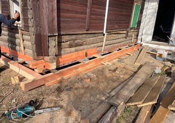 Подъем дома для ремонта фундамента