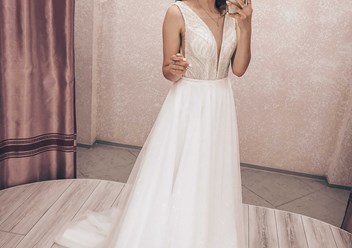 Легкое свадебное платье со шлейфом. Юбка с блеском