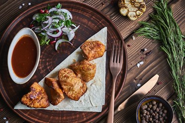 Грудка индейки - Сочный кусочки филе индейки с ароматными специями, приготовленные на углях, подаётся с соусом «Сацебели» | https://gotovitmama.ru/shashlyki/shashlyk-iz-myasa/grudka-indejki.html