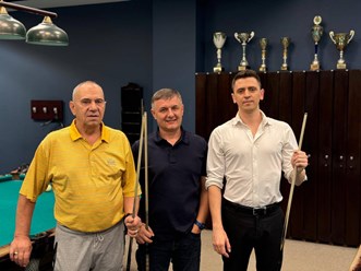 Колхоз. В финал пробились два представителя старой школы русского бильярда: “варяг” Александр Петров и “монстр” Александр Демкин, а замкнул тройку молодой маэстро - Станислав Эртов