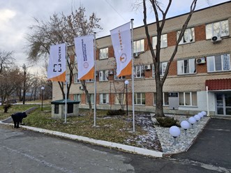 оформление флагами здания администрации завода