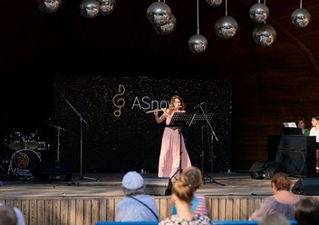 Школа музыки Анны Суворовой «ASNOVA» работает для всех тех, кто хочет стать музыкантом, вне зависимости от возраста и уровня подготовки.