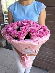 Элегантный букет из 19 роз сорта &quot;Вэм&quot;, отлично подойдет в качестве сюрприза, для дорогих и близких людей, как по поводу, так и без него.