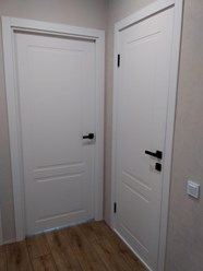 Белые двери с черными матовыми ручками