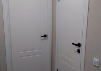 Белые двери с черными матовыми ручками