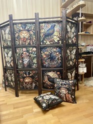 Декоративный элемент handmade для интерьера, сшитый из тканей с принтами в стиле Уильяма Морриса — добавьте уюта и шарма вашему дому. Идеально для создания уникального декора.   Подробнее на сайте.