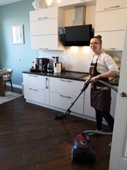 Сотрудники компании HelpClean за поддерживающей уборкой