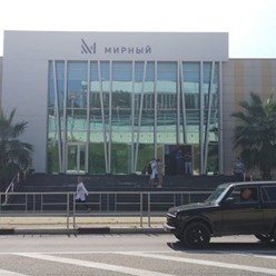 Подъезд к офису агентства недвижимости "Мечты у моря" в Сочи. ТЦ Мирный