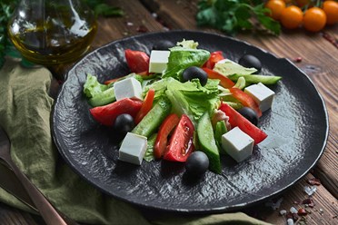 Греческий салат - Салат из мягкого сыра Фета, сладких помидоров, свежих огурцов, сладкого перца и маслин | https://gotovitmama.ru/salaty/grecheskij-salat.html