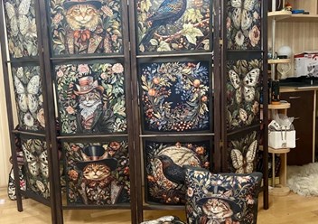 Декоративный элемент handmade для интерьера, сшитый из тканей с принтами в стиле Уильяма Морриса — добавьте уюта и шарма вашему дому. Идеально для создания уникального декора.   Подробнее на сайте.