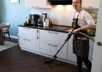 Сотрудники компании HelpClean за поддерживающей уборкой