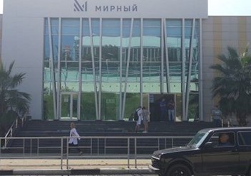Подъезд к офису агентства недвижимости "Мечты у моря" в Сочи. ТЦ Мирный