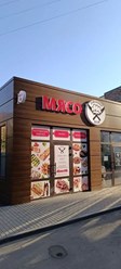 Изготовление объёмной световой вывески «МЯСО» и комплексное оформление фасада кафе в г. Батайск г. Батайск | Объёмные буквы на металлокаркасе, оклейка окон плёнкой, консоль, режим работы