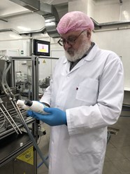 директор проверяет качество продукции biodanika