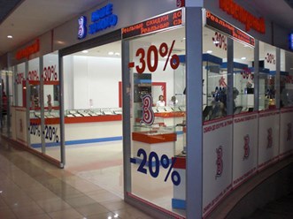 Общее оформление торговой секции в ТРК "Румба", магазин "Ваше золото". Вывески, плёнка, постеры, зеркала, освещение и оклейка прилавков, рекламное агентство "Бринус".