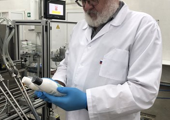 директор проверяет качество продукции biodanika