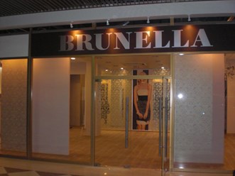 Оформление торговой секции в галерее, пленка, постеры, вывеска освещение, рекламное агентство "Бринус".