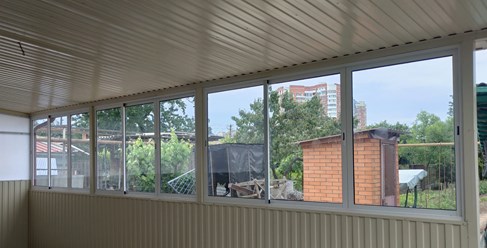 Раздвижное алюминиевое остекление. Цвет Белый 9016.