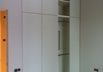 Встроенный распашной шкаф из МДФ крашенного