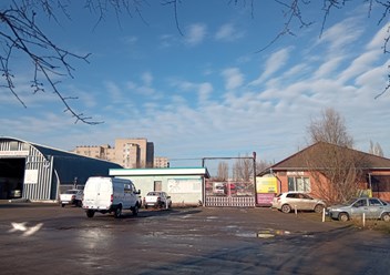 Въезд на круглосуточную автостоянку