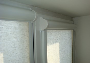 Кассетные рулонные шторы УНИ 2, с коробом и напрвляющими, на створку окна. Монтаж без сверления рамы, на скотч.