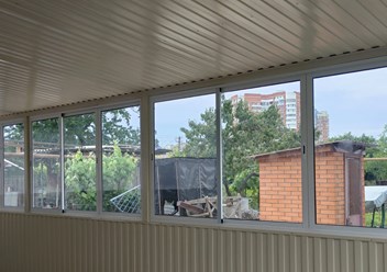 Раздвижное алюминиевое остекление. Цвет Белый 9016.