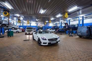 Слесарный цех с автомобилями на ремонте