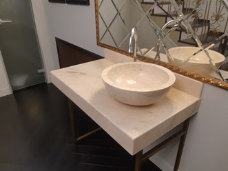 Столешница и раковина из мрамора "CREMA NOVA" добытого в Турции. Получилось красиво и в адекватные деньги.