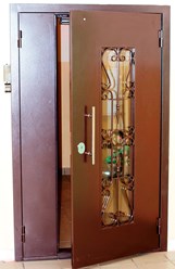 СНАРУЖИ Тамбурная дверь на этаже (с эл.магнитным и механическим замками) с видео домофоном