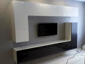 гостиная с фасадами "без ручек", открывается путем нажатия на фасад