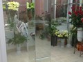 установка зеркал в цветочном магазине