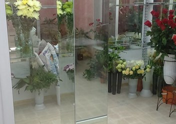 установка зеркал в цветочном магазине