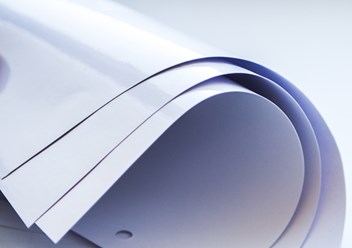 Самоклеящаяся плёнка для печати SkyFlex с глянцевой или матовой поверхностью.  Для самоклеящихся указателей или рекламных щитов, интерьерной и уличной рекламы. Не смазывается при печати. Быстро сохнет