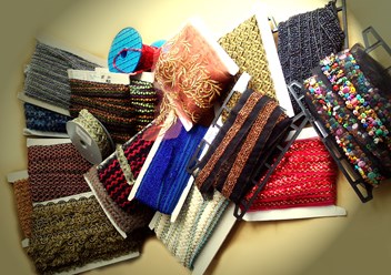 Большой выбор тесьмы.