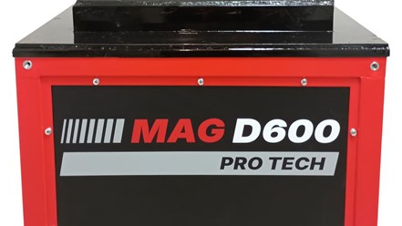 Установка MAG D600 для переработки пенопласта: вид спереди на загрузочный бункер с крышкой.