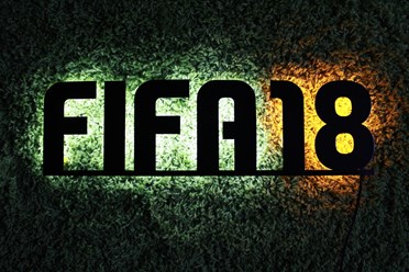 Мателлическая надпись по любой тематике (на фото представлена надпись FIFA 18) с подсветкой любой сложности. На FIFA 18 совместили 2 цвета: холодный белый и желтый.