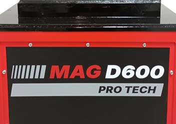 Установка MAG D600 для переработки пенопласта: вид спереди на загрузочный бункер с крышкой.