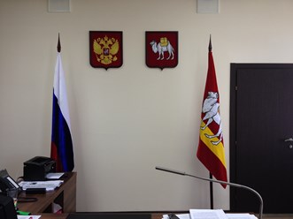 Оформление кабинета: кабинетные флагштоки, флаги с вышивкой и гербы