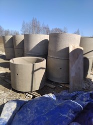 Все колодцы состоят из нескольких элементов, основные кольца жби колодезные КС, крышки ПК и днища ПН.Всего существует несколько разновидностей колодцев: для канализации, газопроводных сетей, а также в