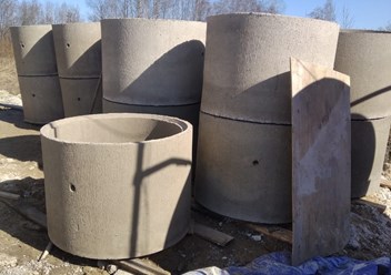 Все колодцы состоят из нескольких элементов, основные кольца жби колодезные КС, крышки ПК и днища ПН.Всего существует несколько разновидностей колодцев: для канализации, газопроводных сетей, а также в