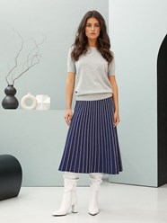 1.  Джемпер жен BeGood серый меланж.
Состав: 43% полиэстер, 32% вискоза, 22% нейлон, 3% ангора.
2. Юбка темно-синяя.
Состав: 60% вискоза, 20% нейлон, 20% люрекс