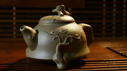 Чайник из Исинской каменной глины, раскрывает вкус и аромат чая во всей полноте, благодаря своей структуре пор.